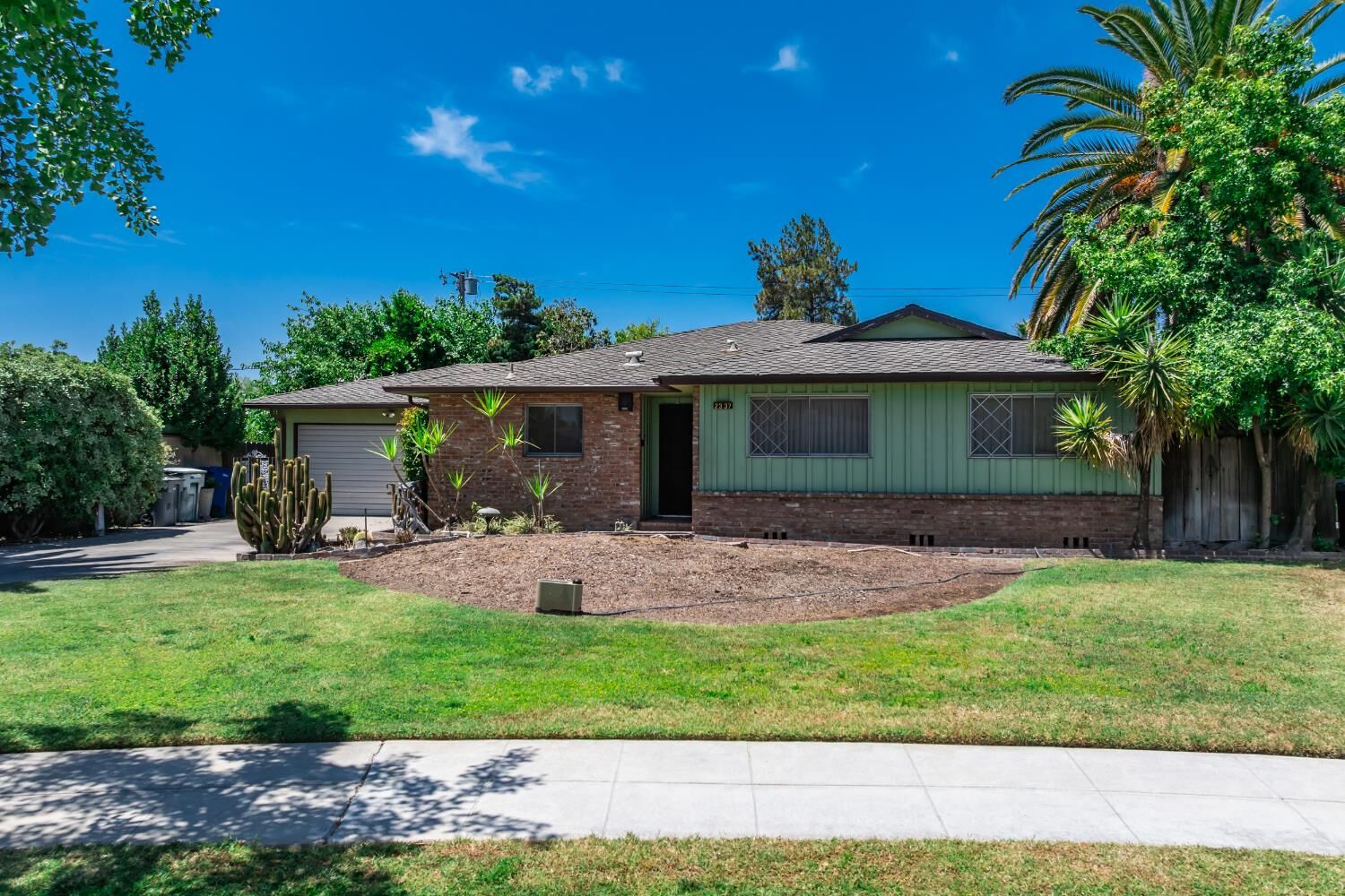Property Photo:  2337 E Pontiac Way  CA 93726 