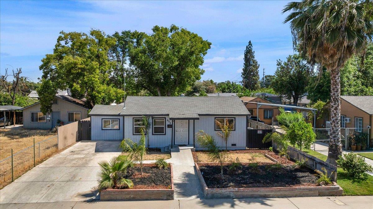 Property Photo: 925 W Peralta Way CA 93705