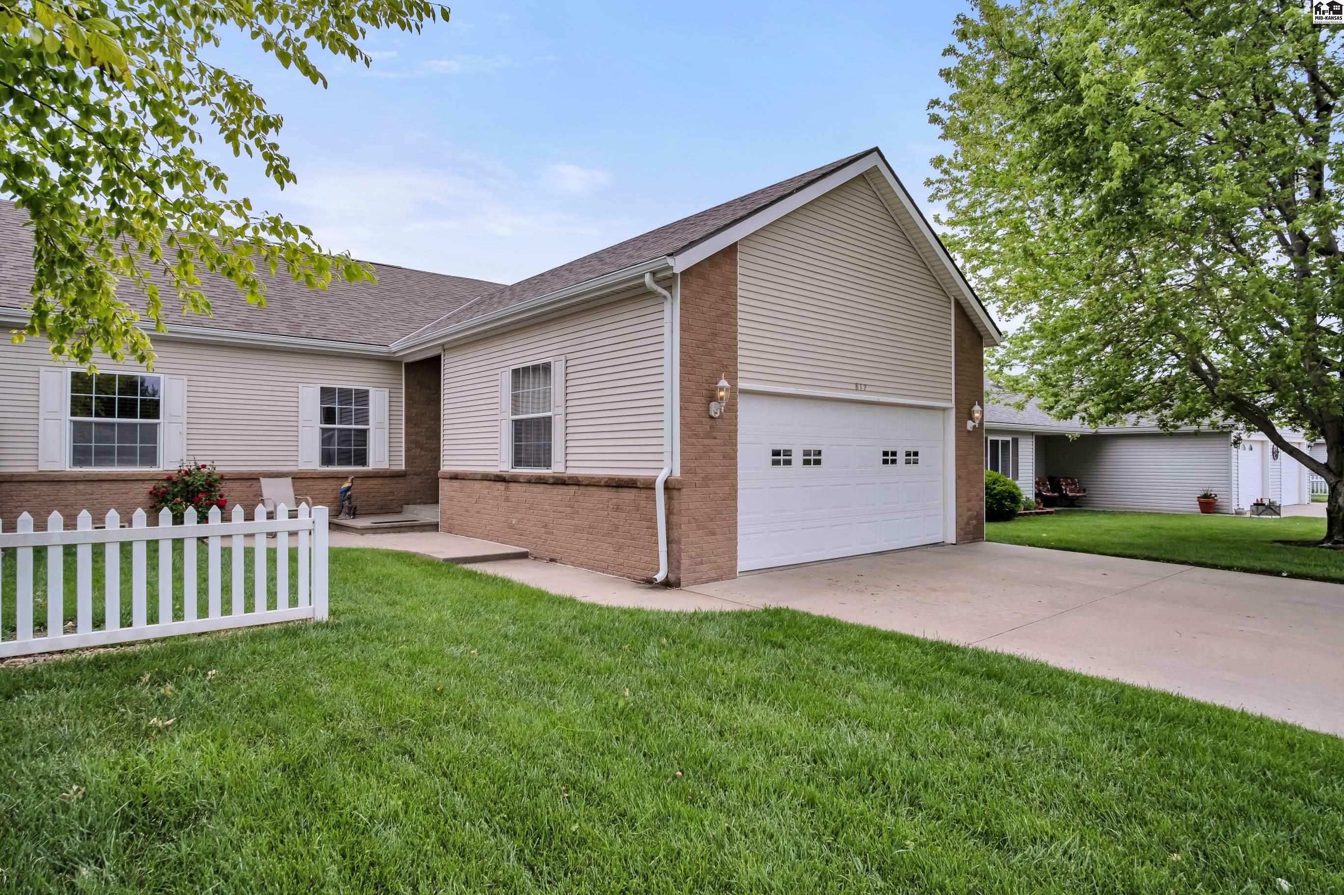 Property Photo: 817 Clubhouse Dr KS 67460