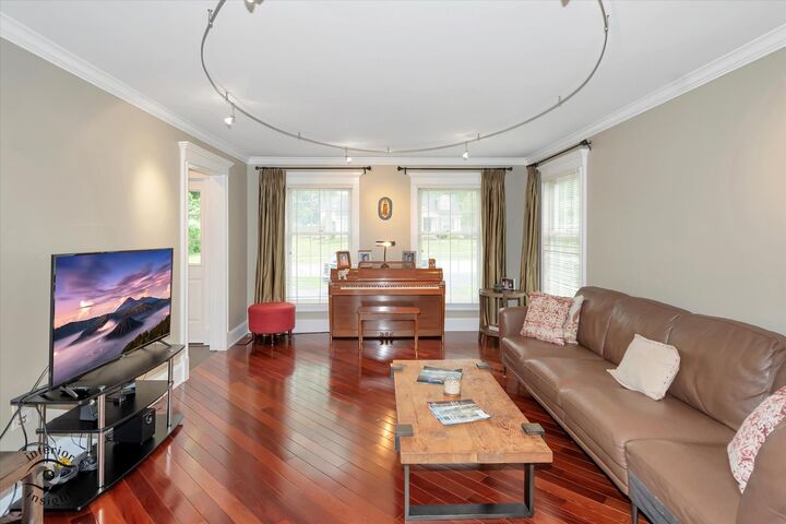 Property Photo:  616 E Hillside Avenue  IL 60010 