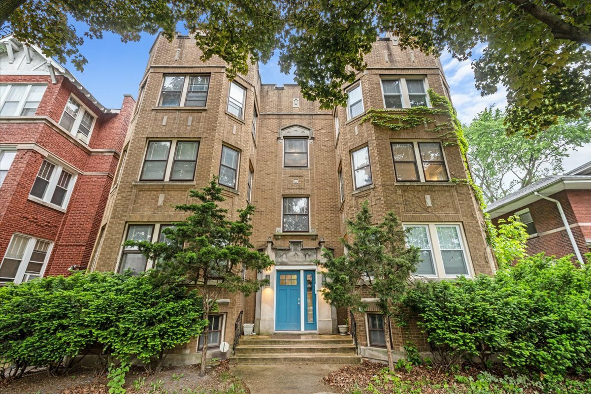 Property Photo: 126 N Austin Boulevard 2N IL 60302
