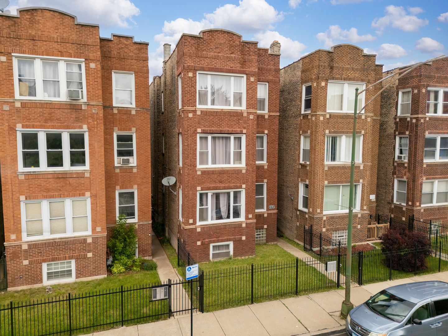 Property Photo: 3340 W Polk Street IL 60624