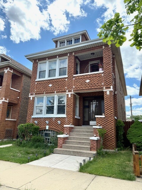 Property Photo: 4618 S Karlov Avenue 1 IL 60632