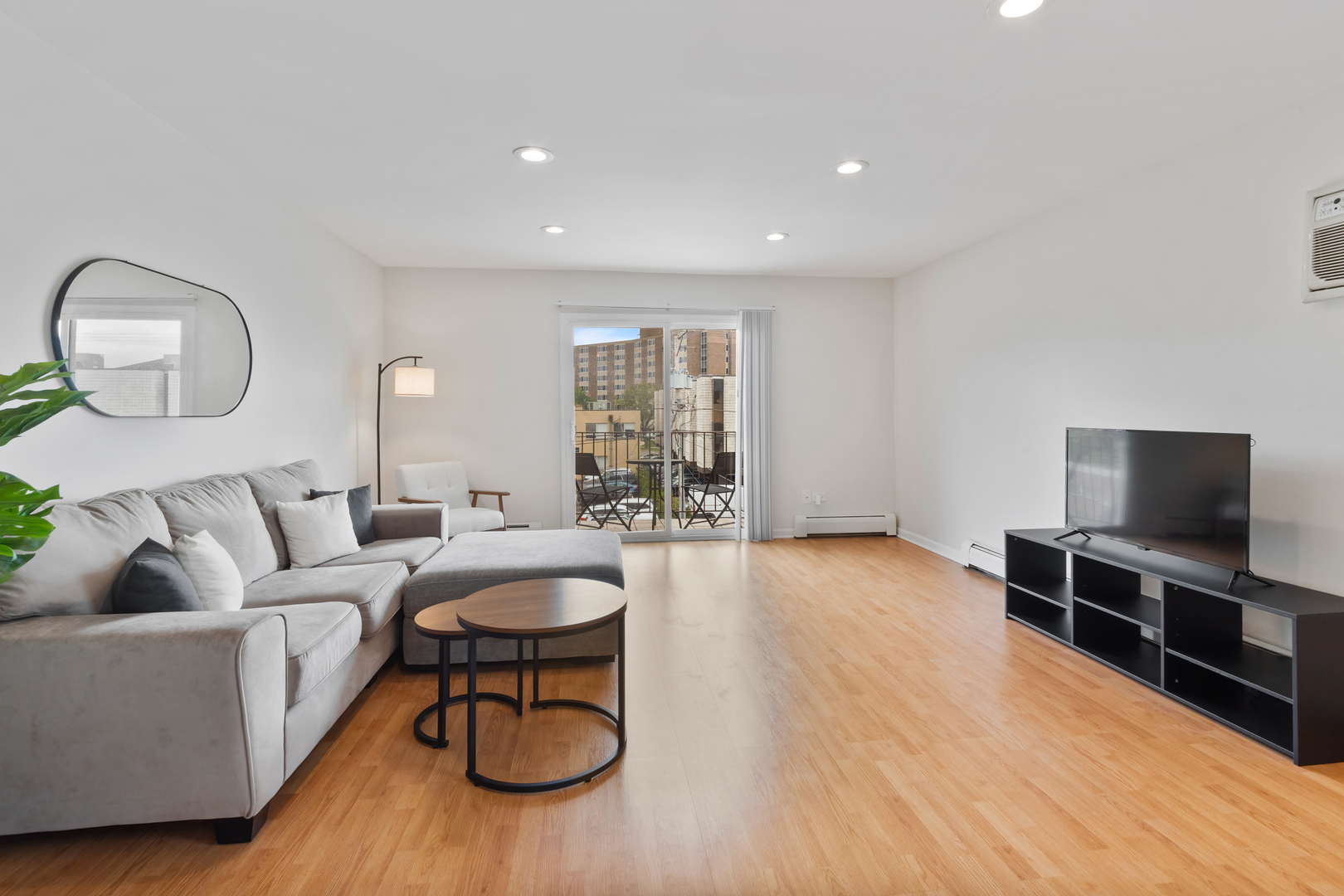Property Photo: 905 Graceland Avenue 12 IL 60016