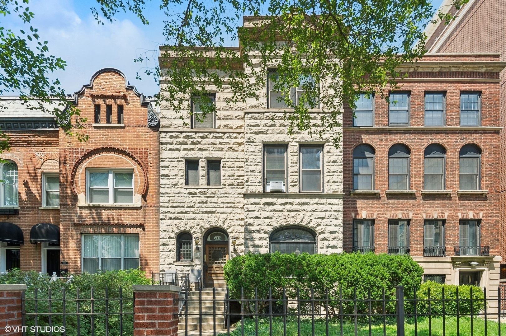 Property Photo: 716 W Fullerton Avenue IL 60614