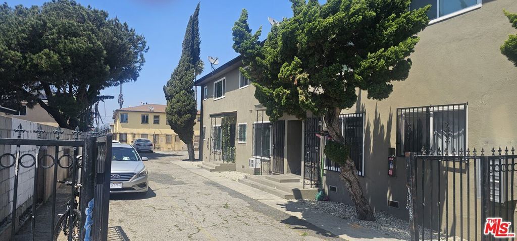 Property Photo:  1115 W 111th Street  CA 90044 