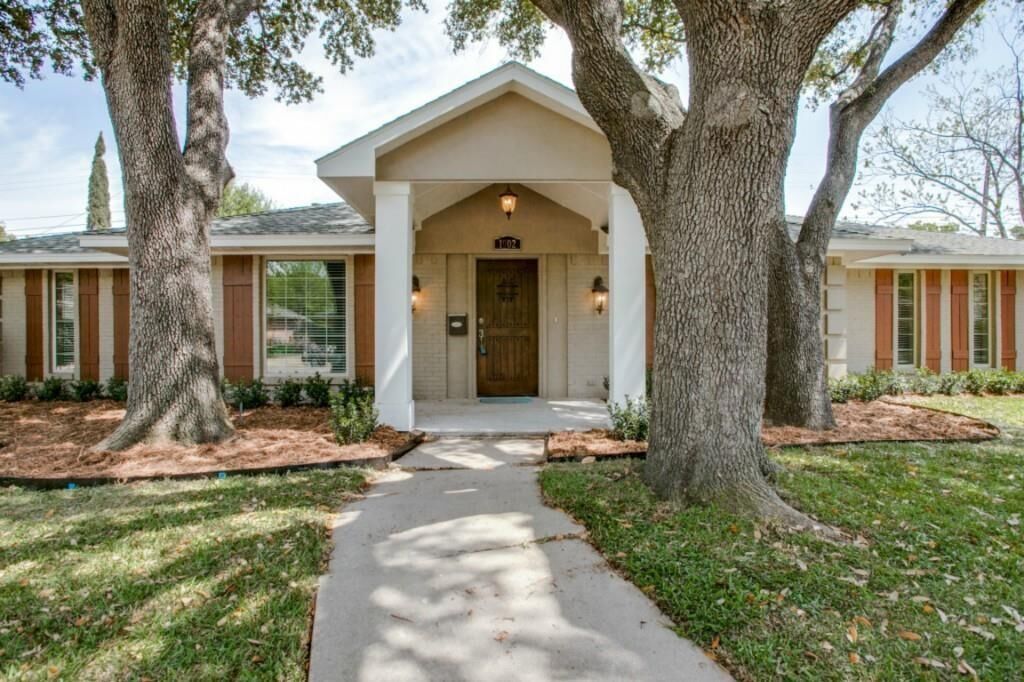 Property Photo: 1902 Green Oaks Drive TX 75061