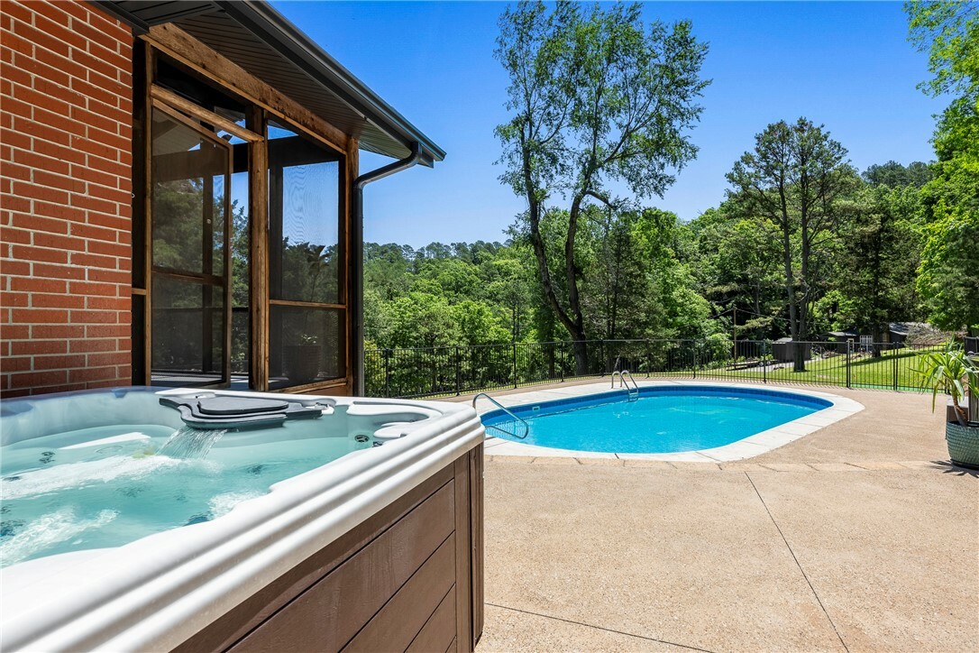 Property Photo: 19045 Pinecrest Lane AR 72756