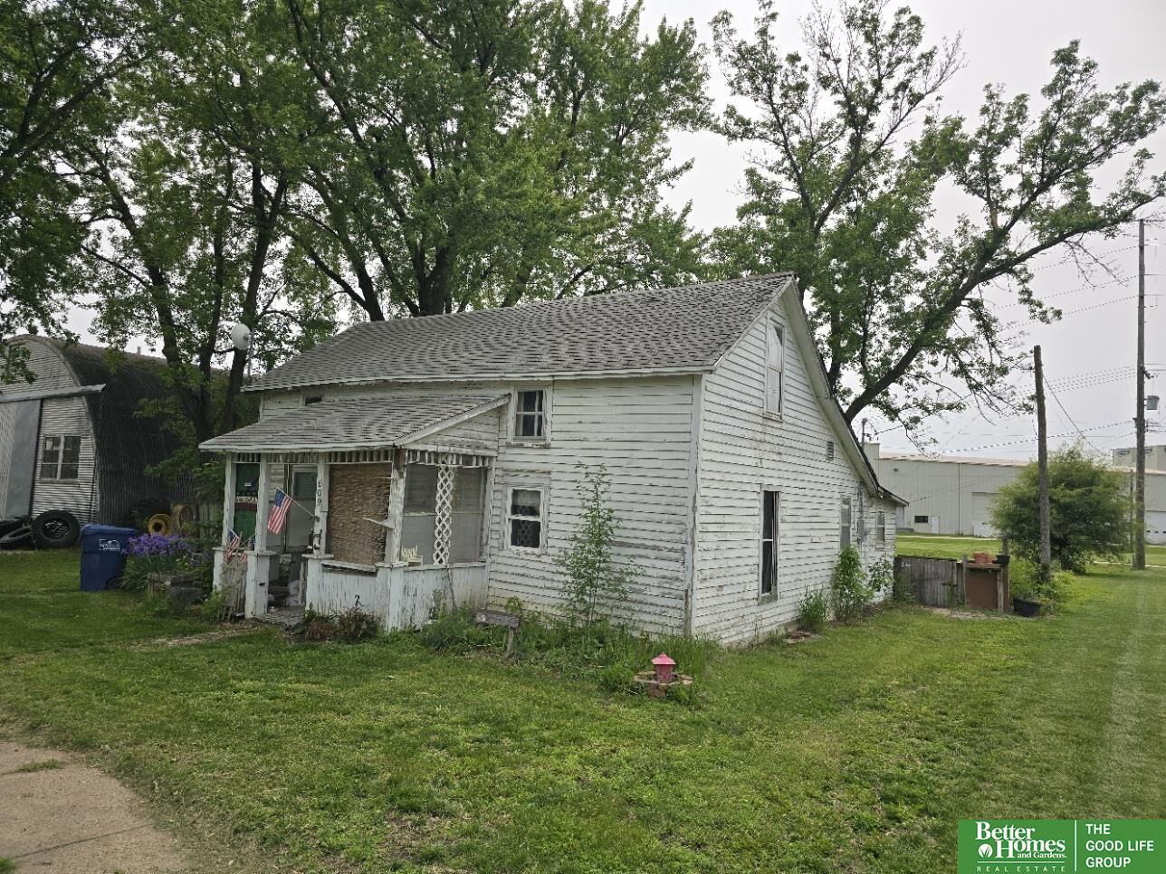 Property Photo: 609 2nd Street NE 68057