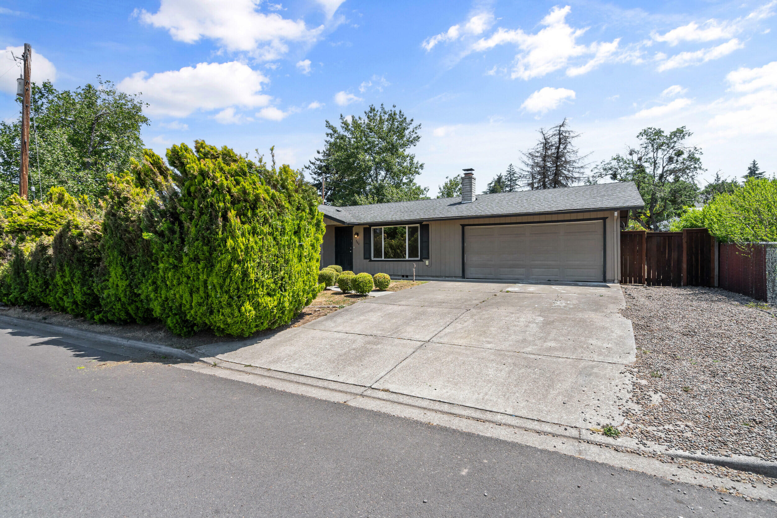 Property Photo: 780 N Berkeley Way OR 97504