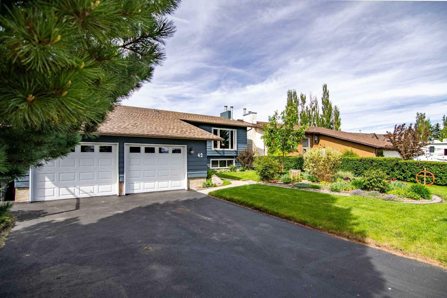 Property Photo: 42 Westview Drive AB T4L 1R8