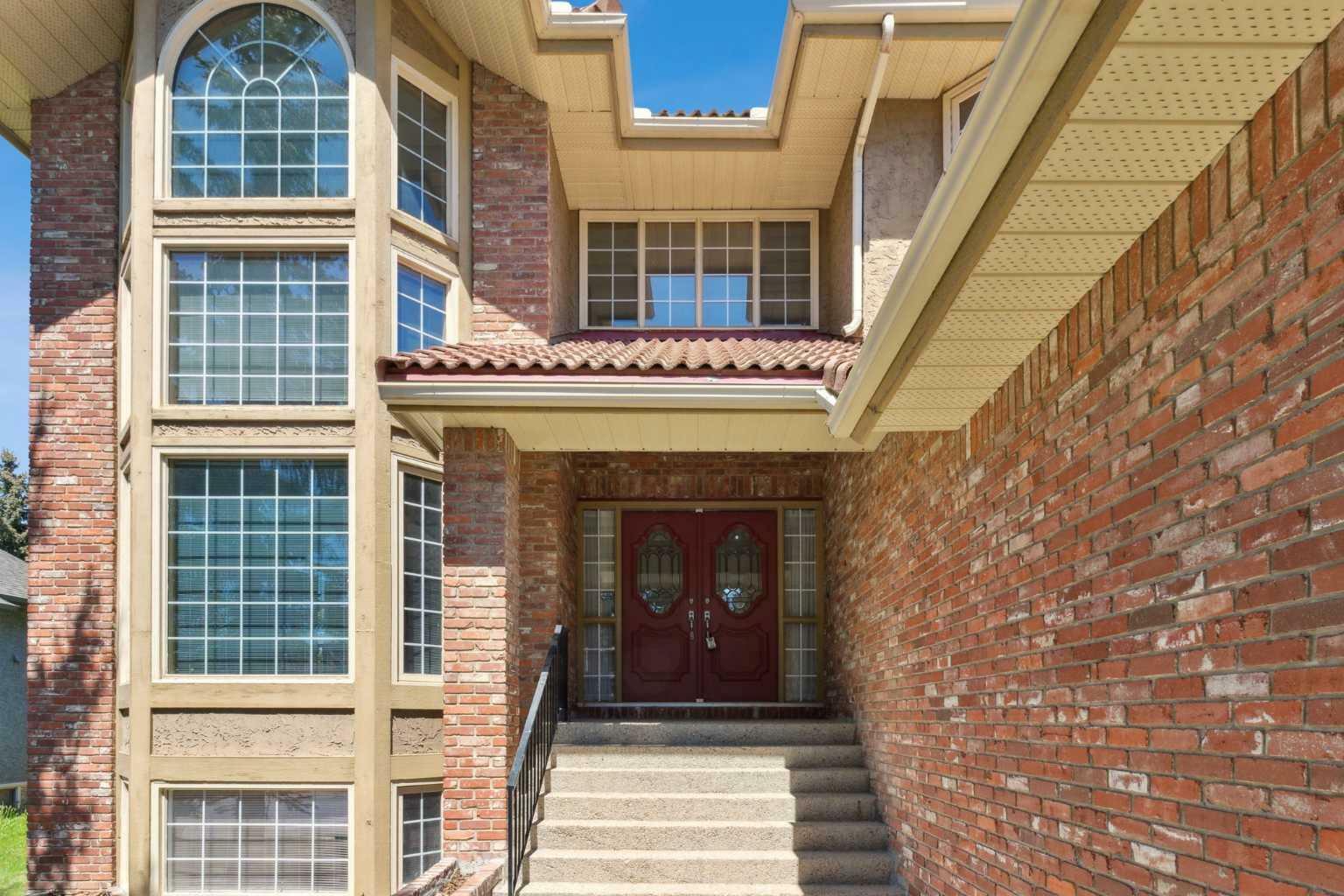 Property Photo: 52 Edgeview Road NW AB T3A 4T8