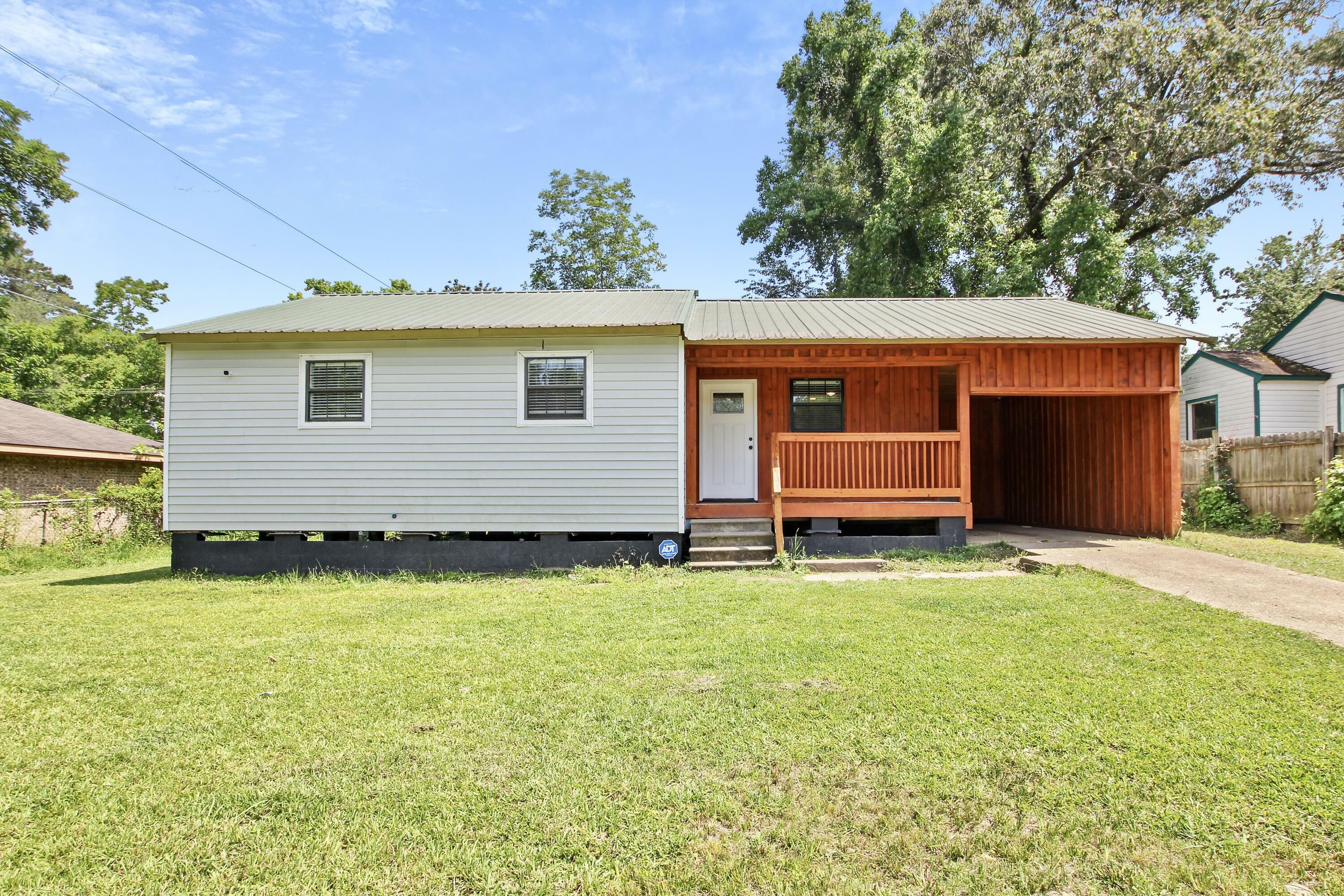 Property Photo: 2105 Miriam St LA 71446