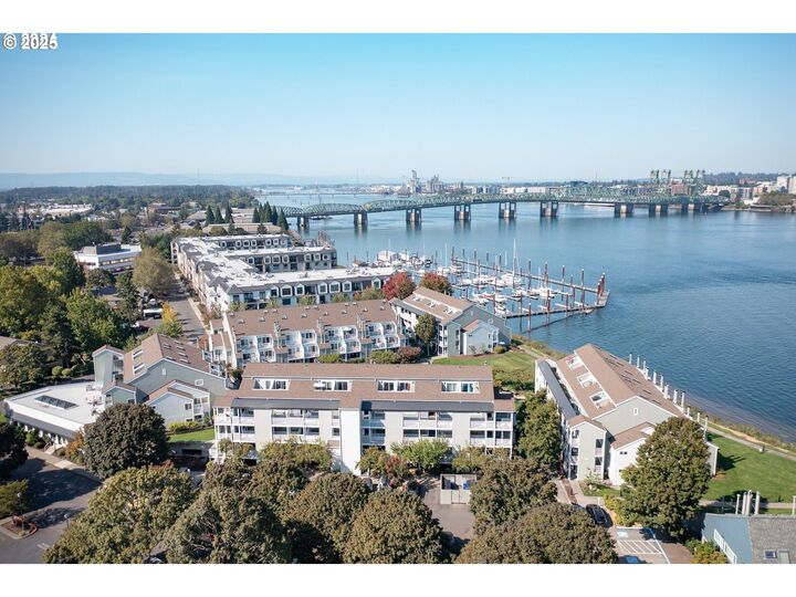 Property Photo:  211 N Hayden Bay Dr 211  OR 97217