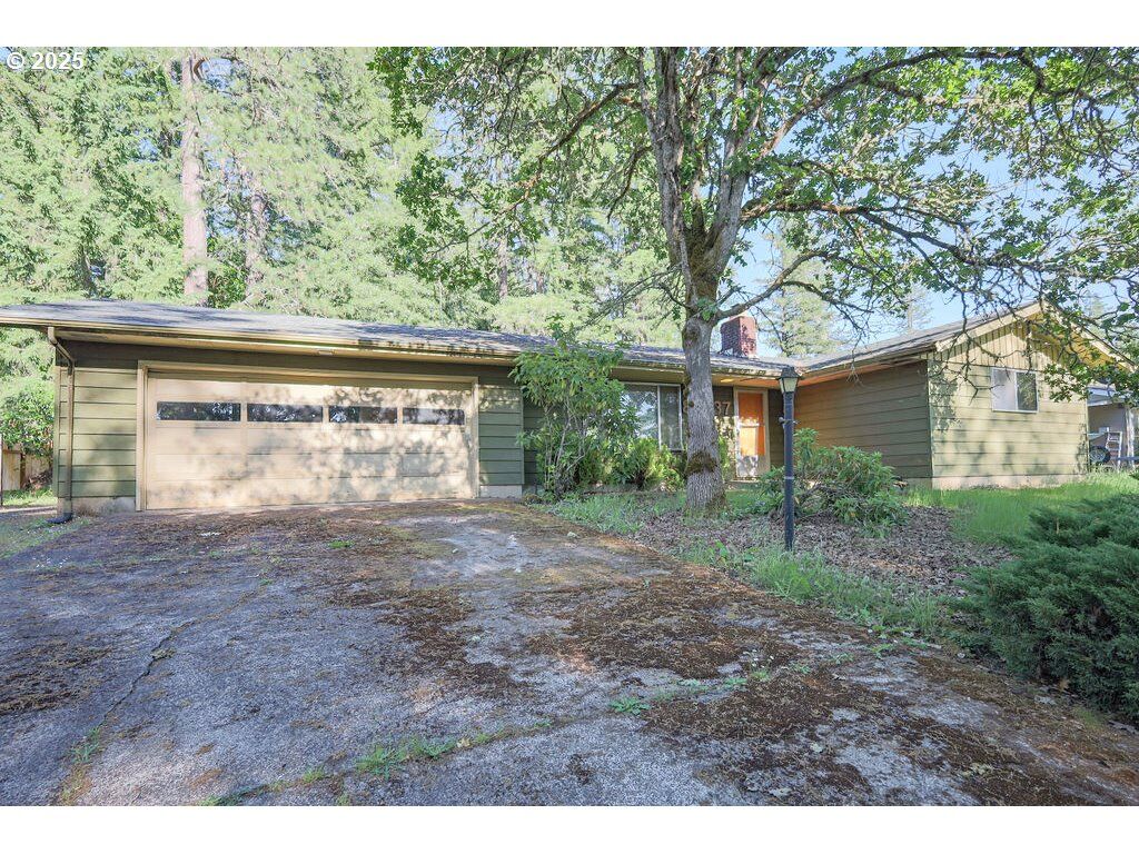 Property Photo: 87737 Oak Island Dr OR 97487