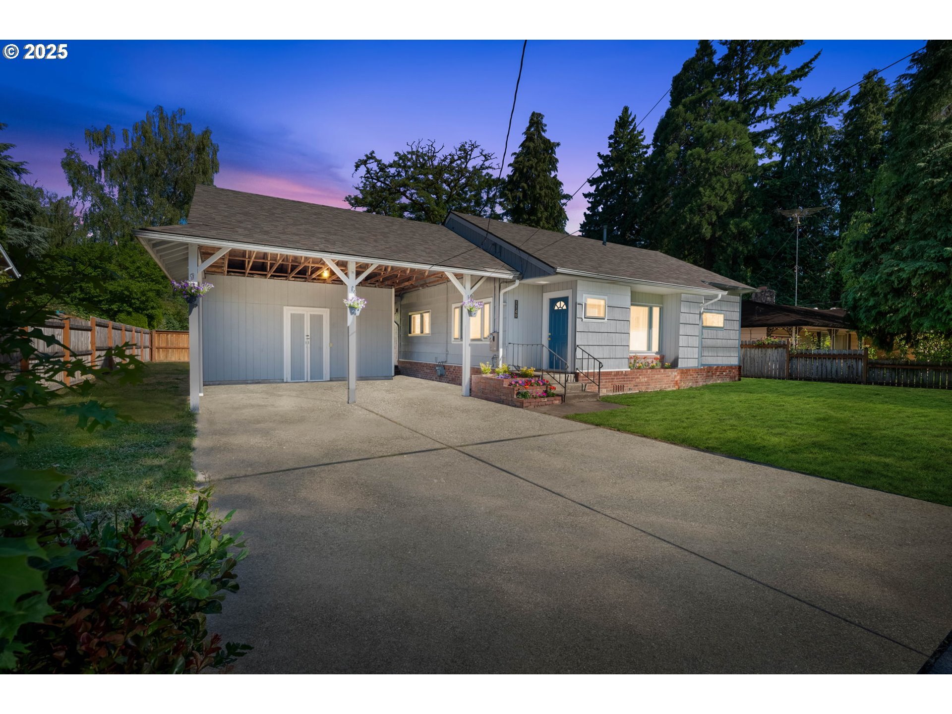 Property Photo: 1149 NW 10th St OR 97330