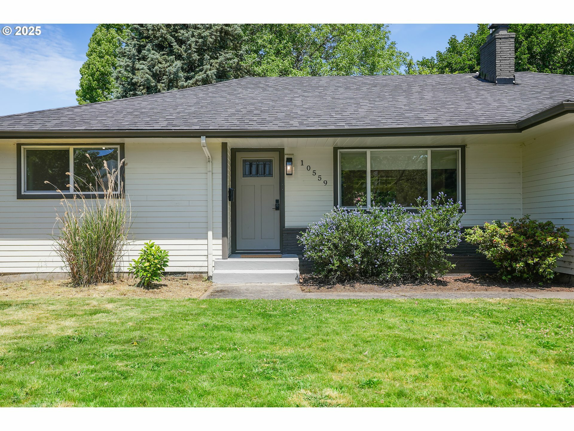 Property Photo: 10559 NE Thompson St OR 97220