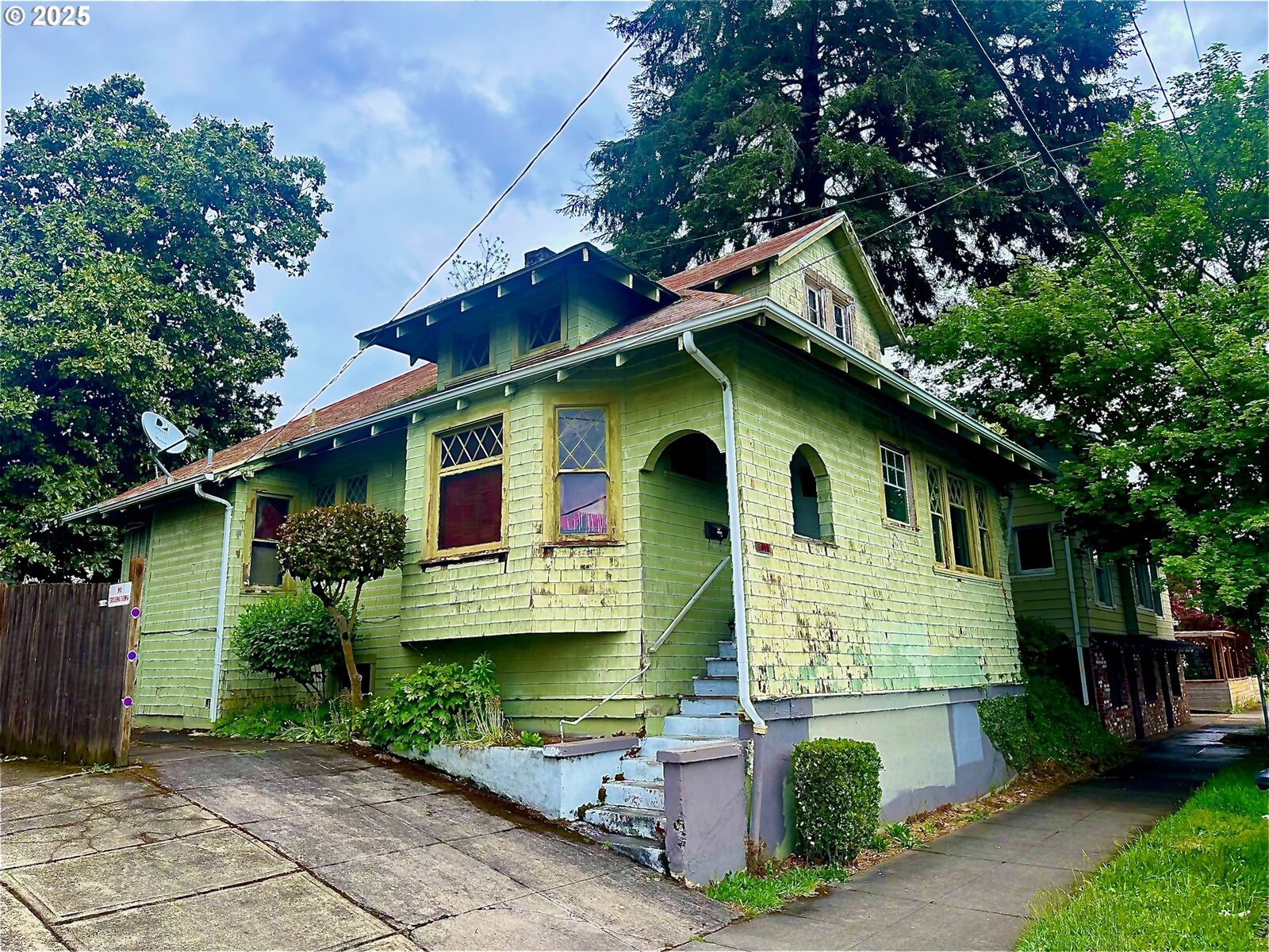 Property Photo:  3419 NE Broadway St  OR 97232