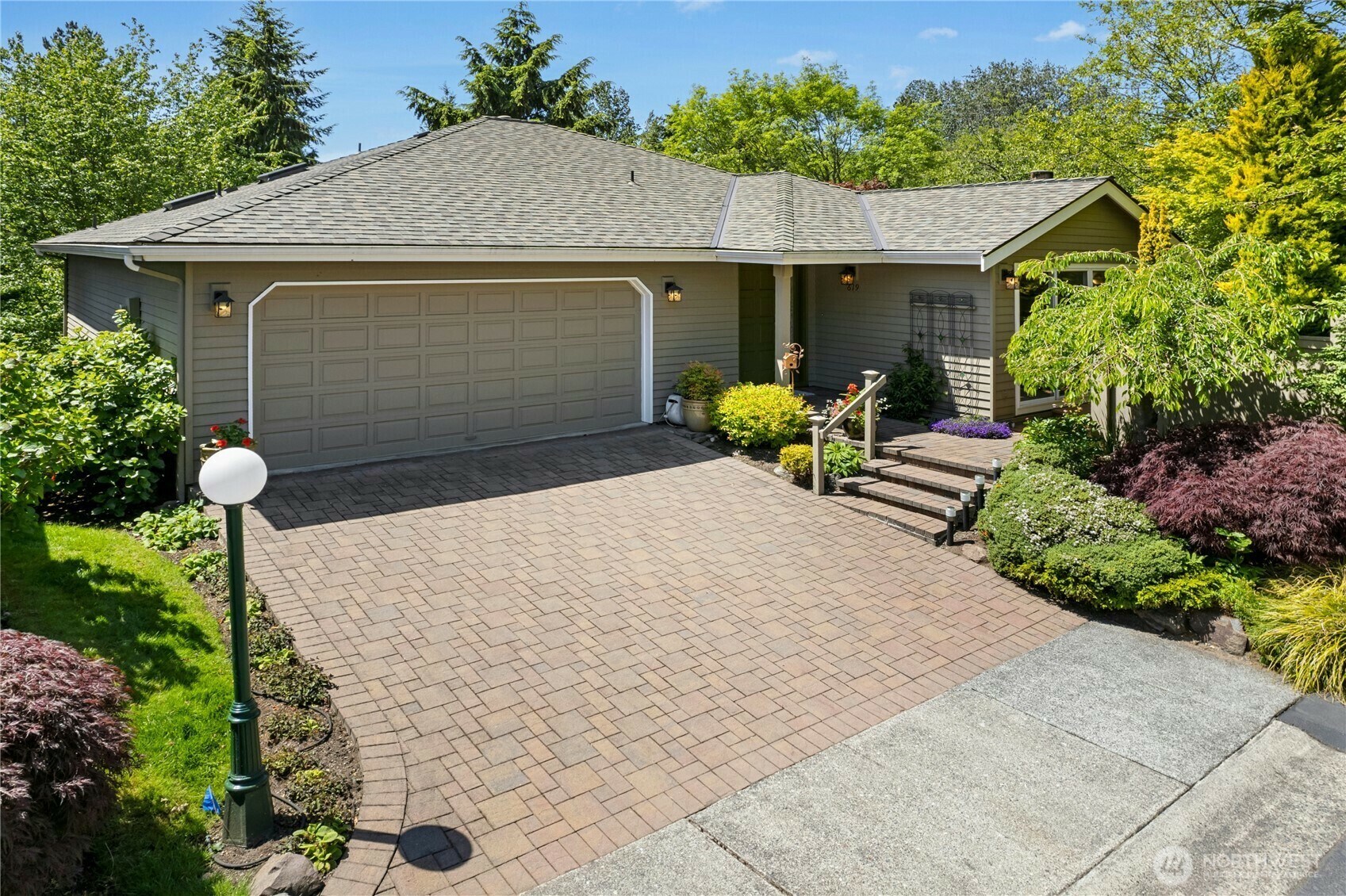 Property Photo: 619 Elm Place WA 98020