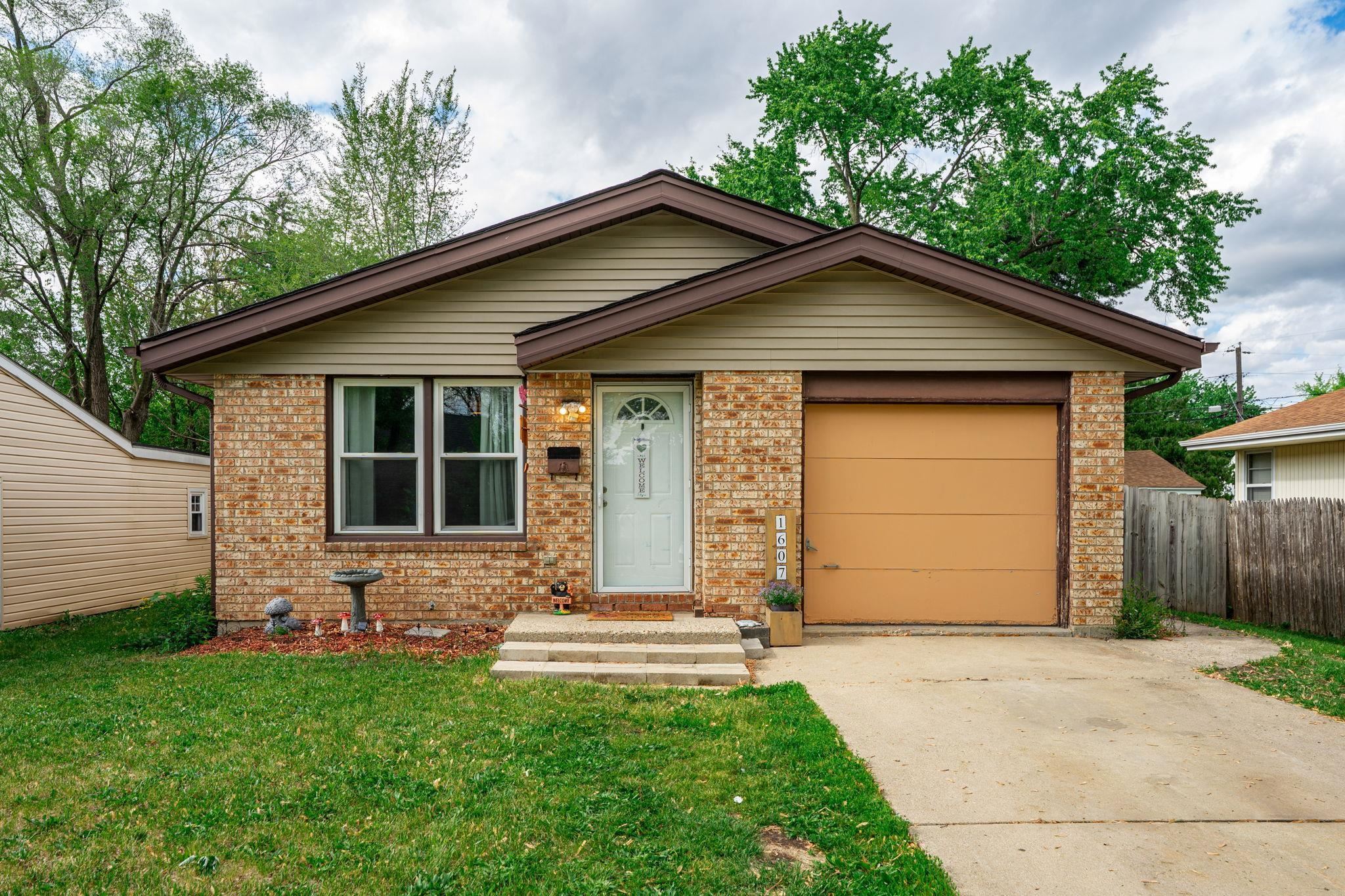 Property Photo: 1607 Barton Boulevard IL 61103