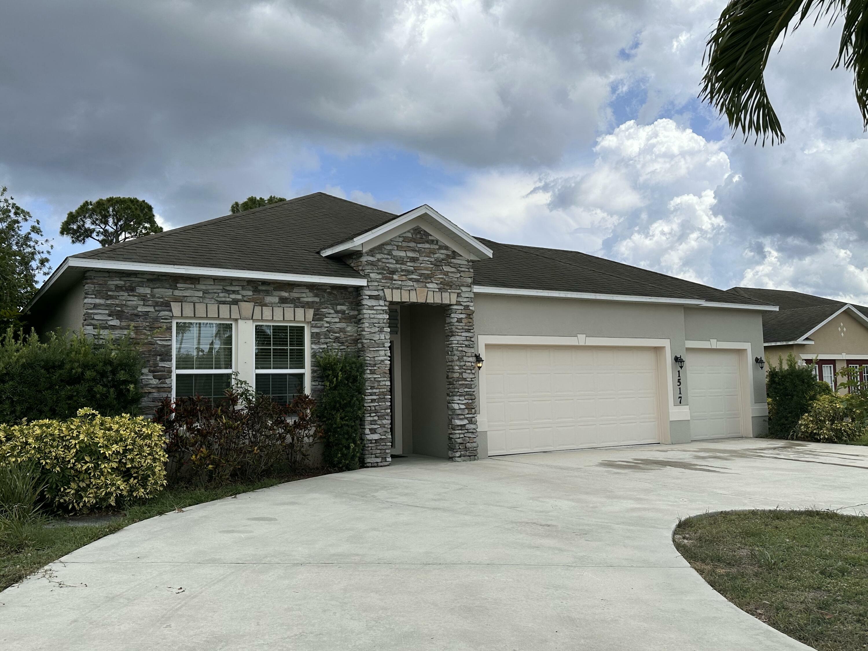 Property Photo:  1517 SW Bayshore Boulevard  FL 34983 