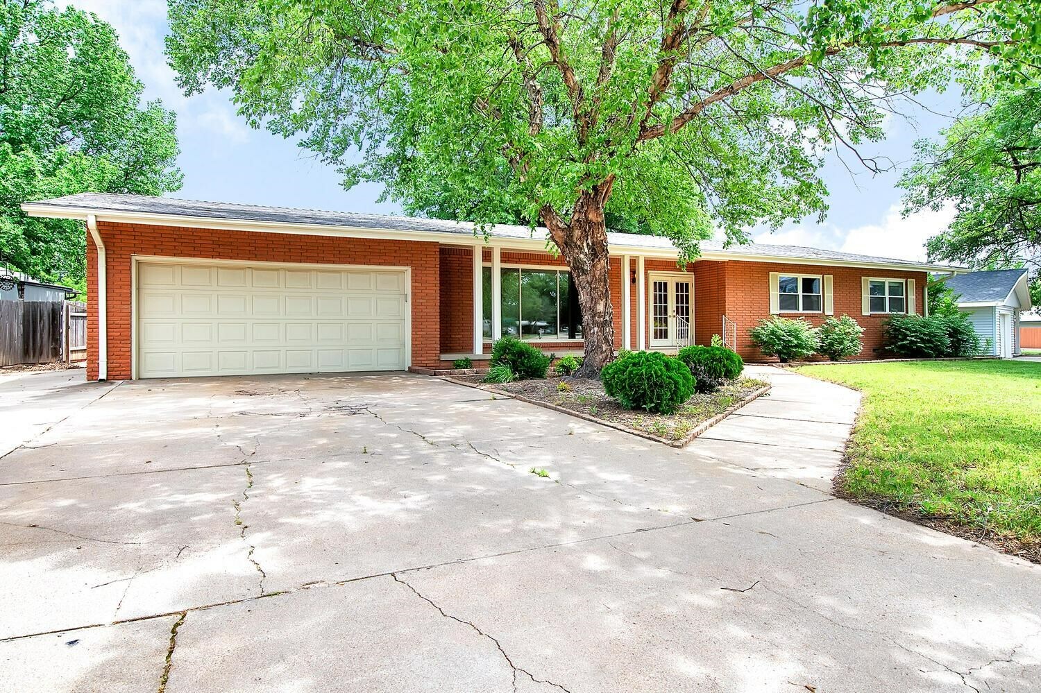 Property Photo: 515 Circle Dr KS 67152