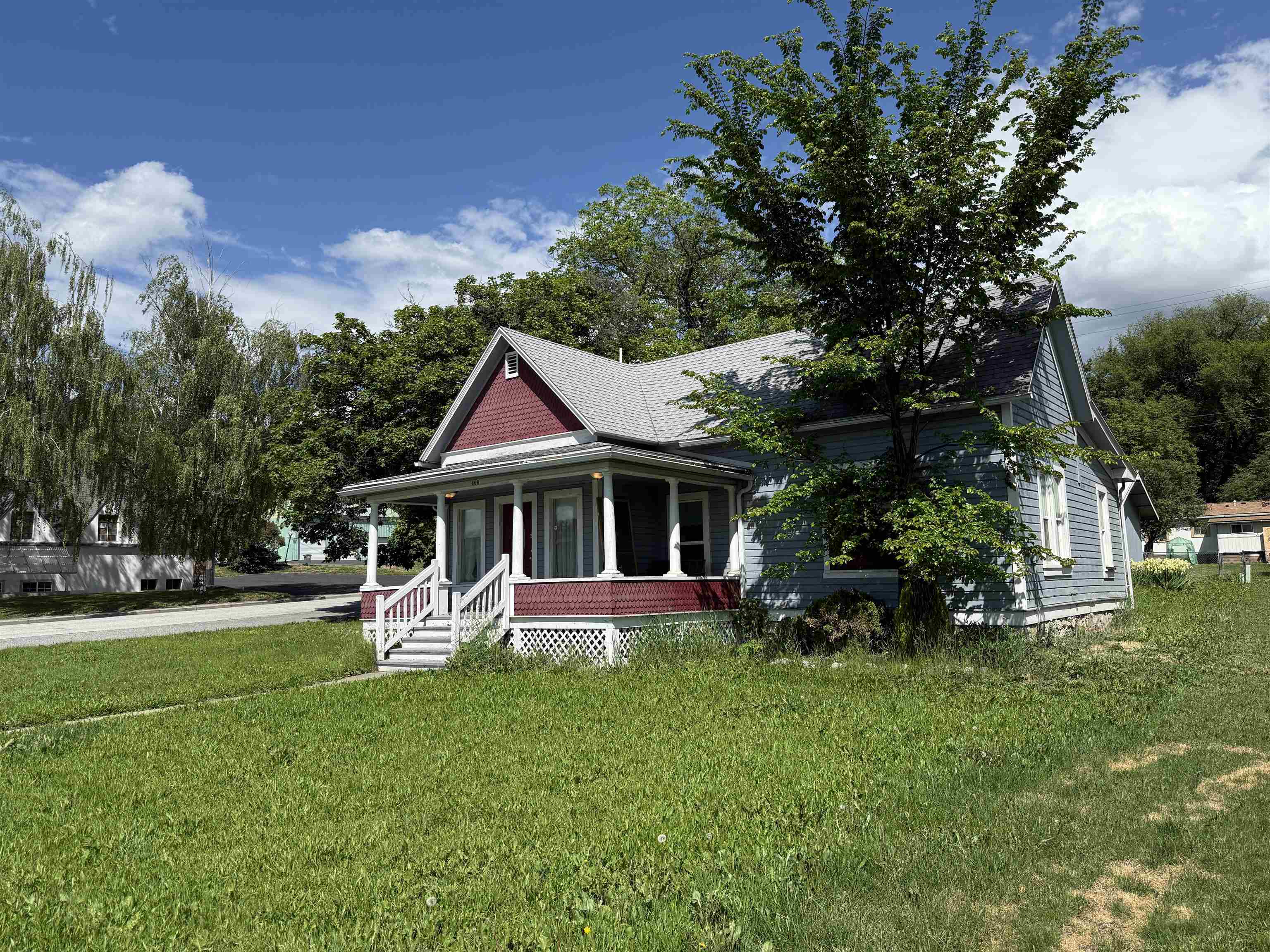 Property Photo: 466 N Oak St WA 99114