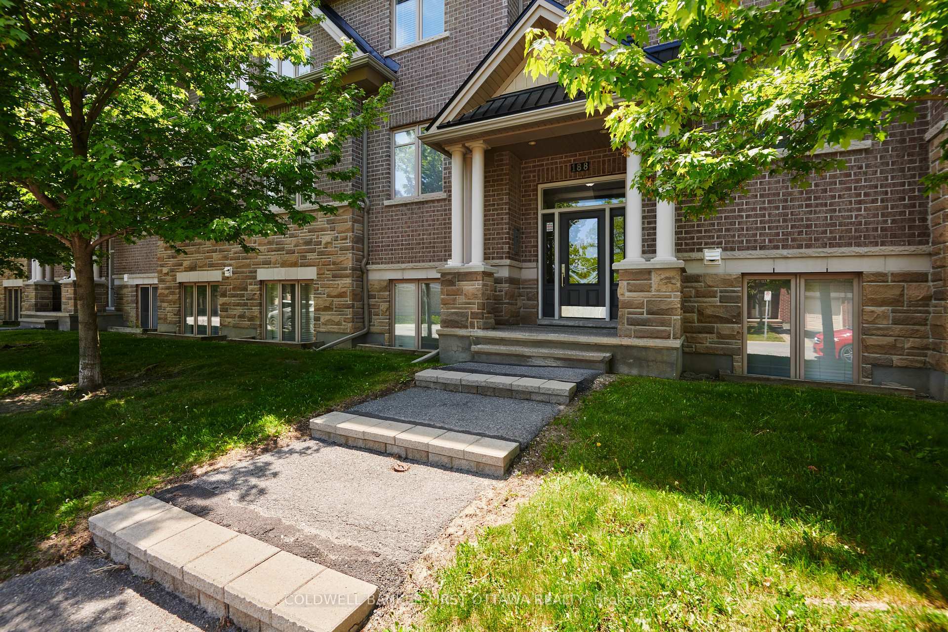 Photo de la propriété: 188 Hornchurch Lane H ON K2J 2T3