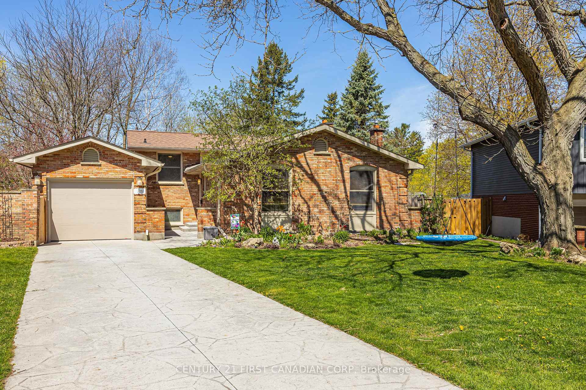 Photo de la propriété: 24 Gatineau Crescent ON N6K 2Z7