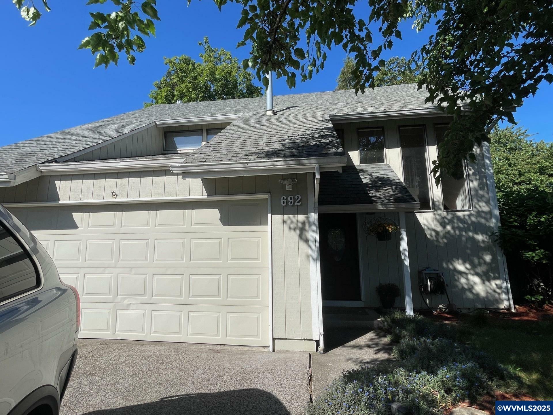 Property Photo: 692 Fanny Ct NE OR 97301