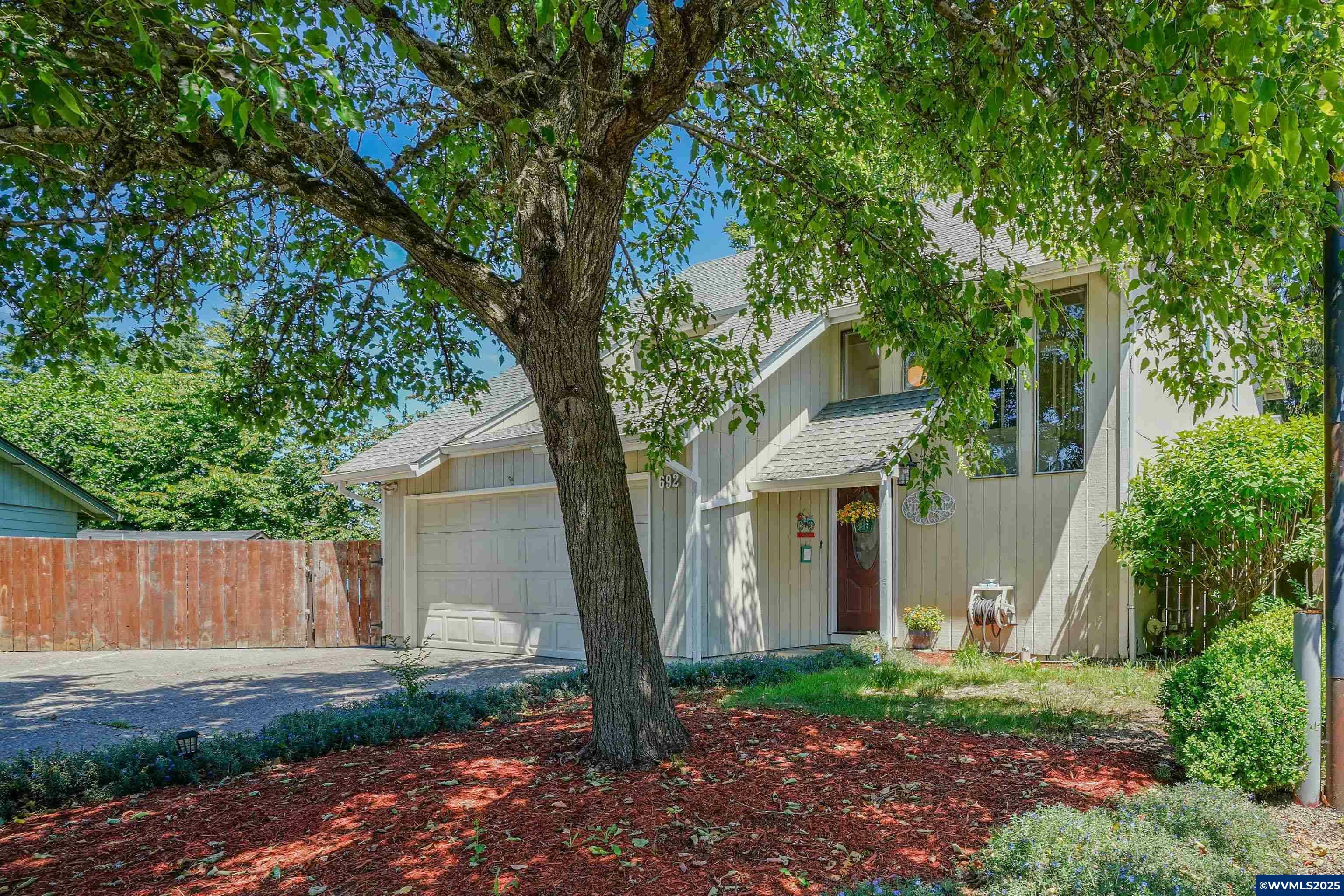 Property Photo: 692 Fanny Ct NE OR 97301