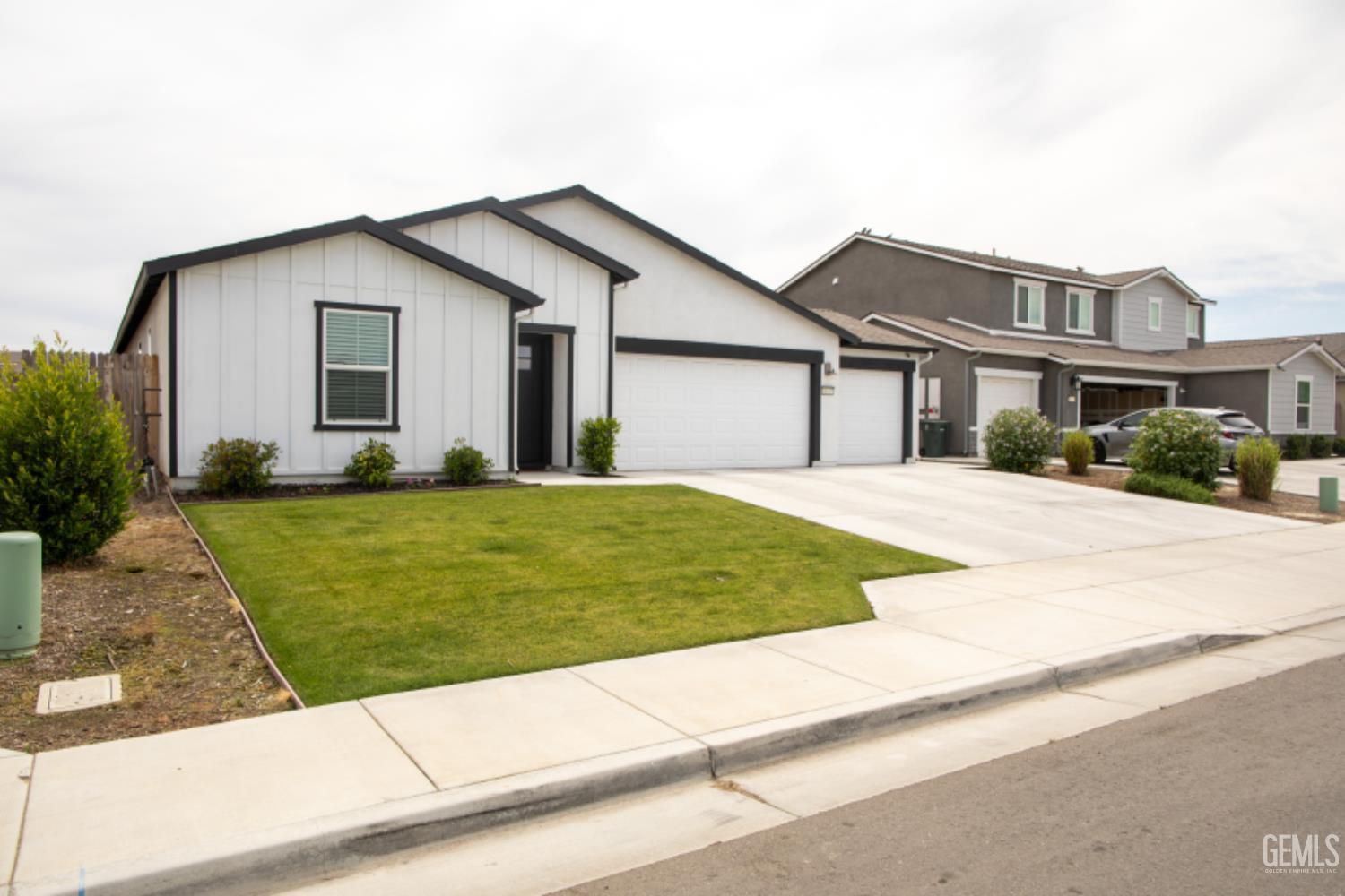Property Photo: 10107 Estacada Avenue CA 93311
