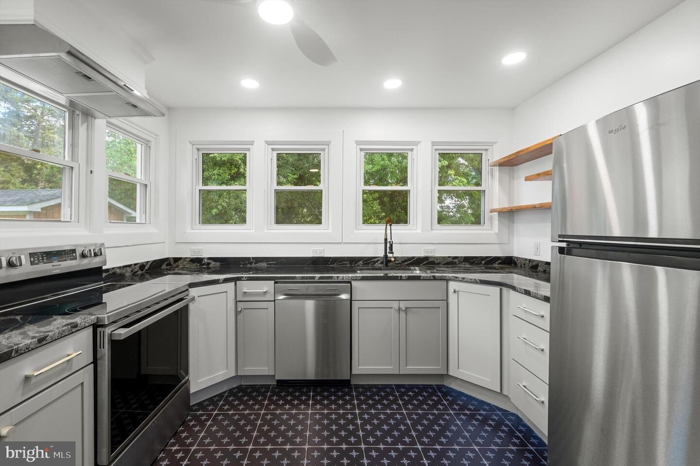 Property Photo:  422 Clifford Street W 4  VA 22601 