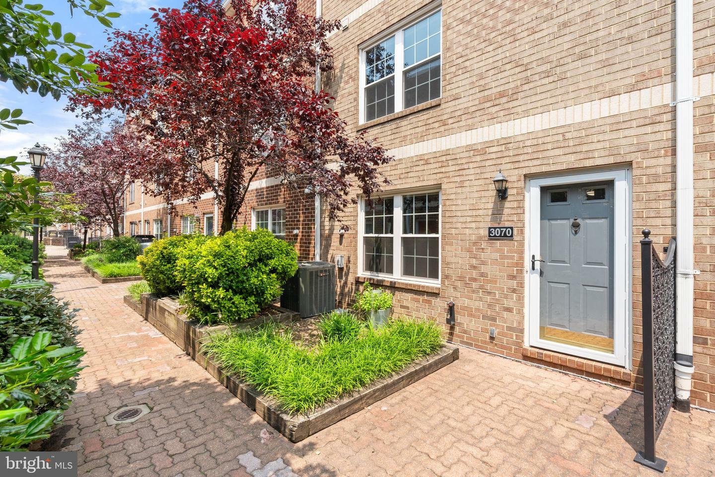Property Photo: 3070 S Glebe Road S 3070 VA 22206
