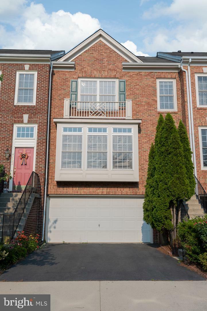 Property Photo:  42724 Rolling Rock Square  VA 20152 