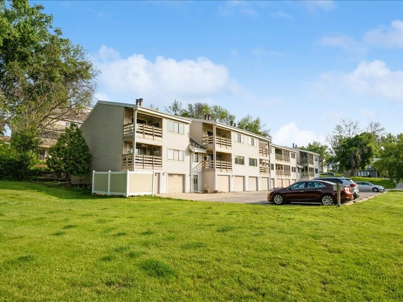 Property Photo: 219 40th St Drive SE 205 IA 52403