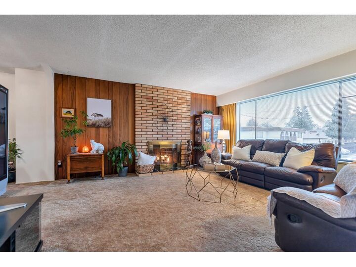 Photo de la propriété:  8646 115A  BC V4C 5R9