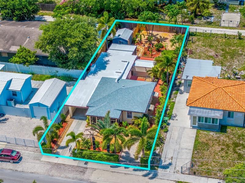 Property Photo: 237 SW 20th St FL 33315