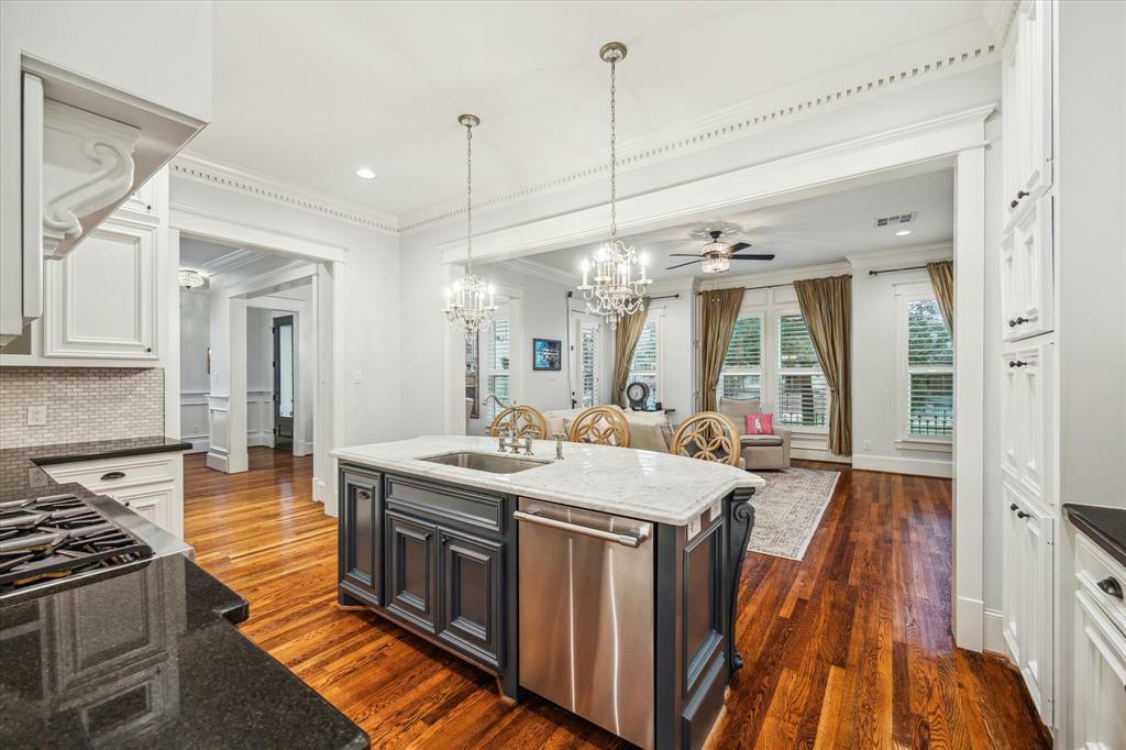 Property Photo: 300 E 26th Street TX 77008