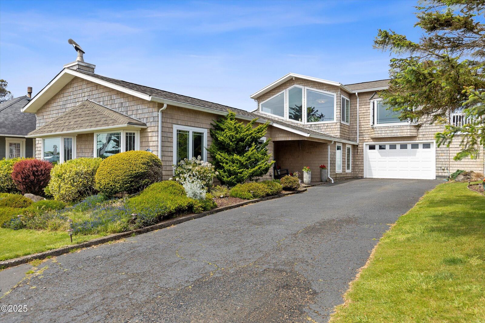 Property Photo: 825 1st Street OR 97369