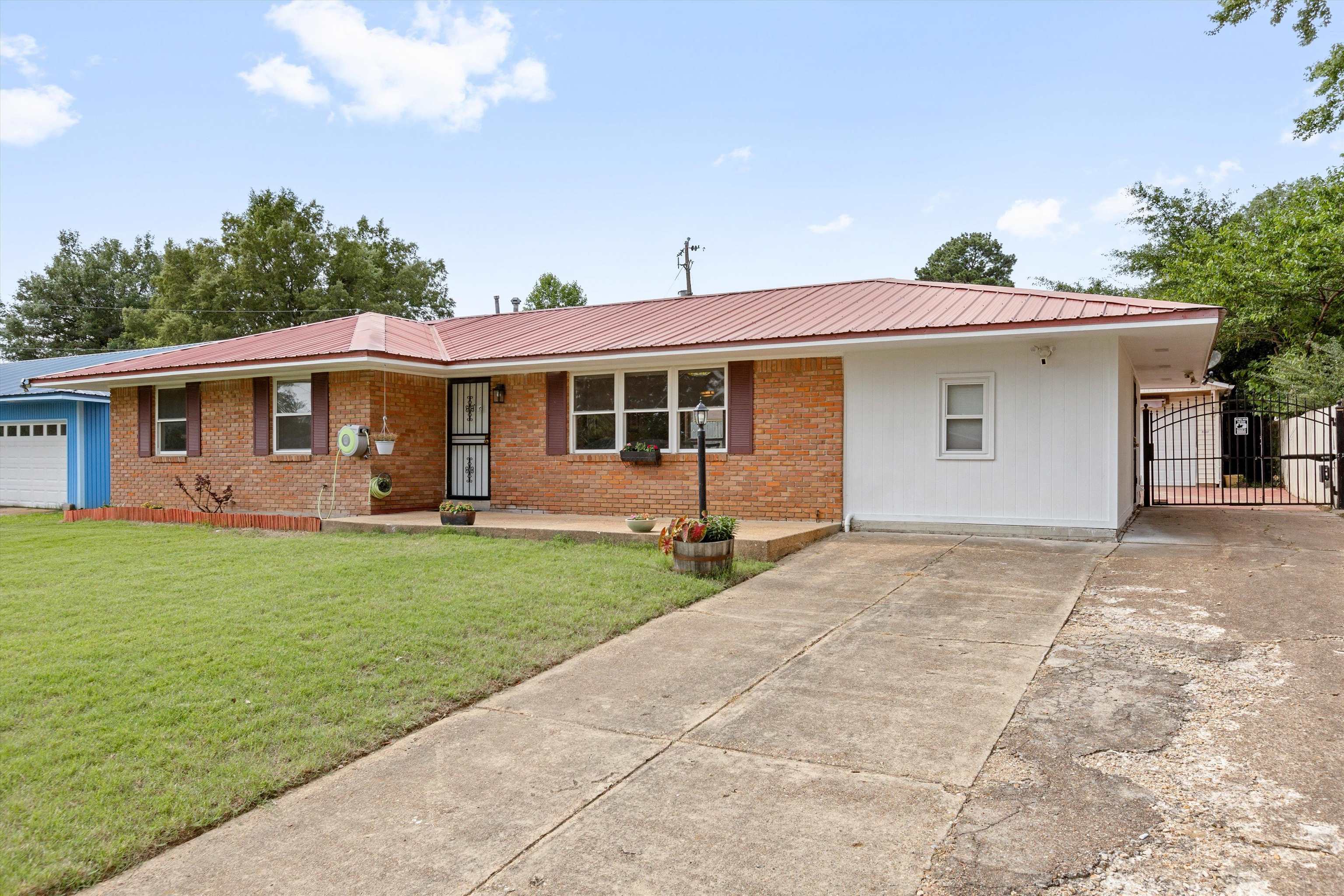 Property Photo: 5122 Rolling Fields Dr TN 38134
