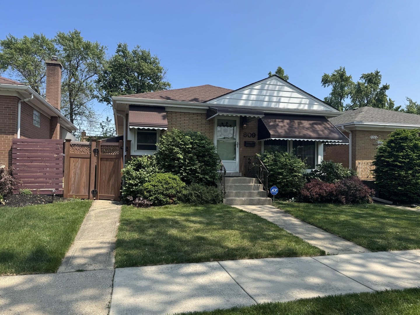 Property Photo: 809 Westchester Boulevard IL 60154