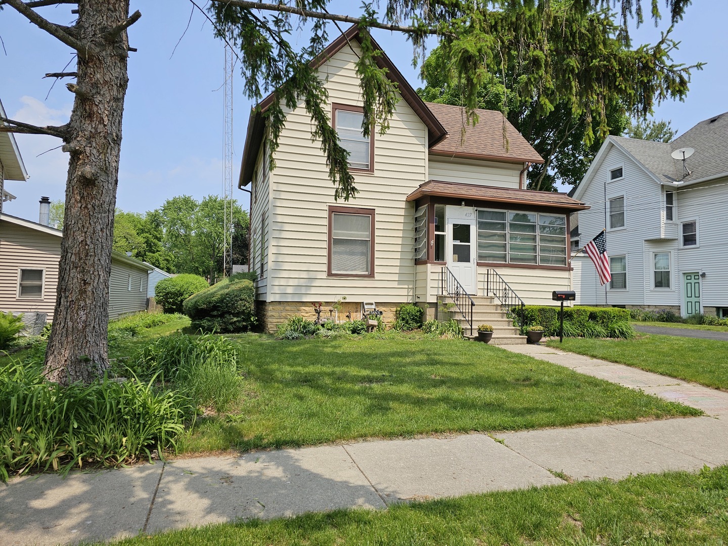 Property Photo: 427 W Hurlbut Avenue IL 61008