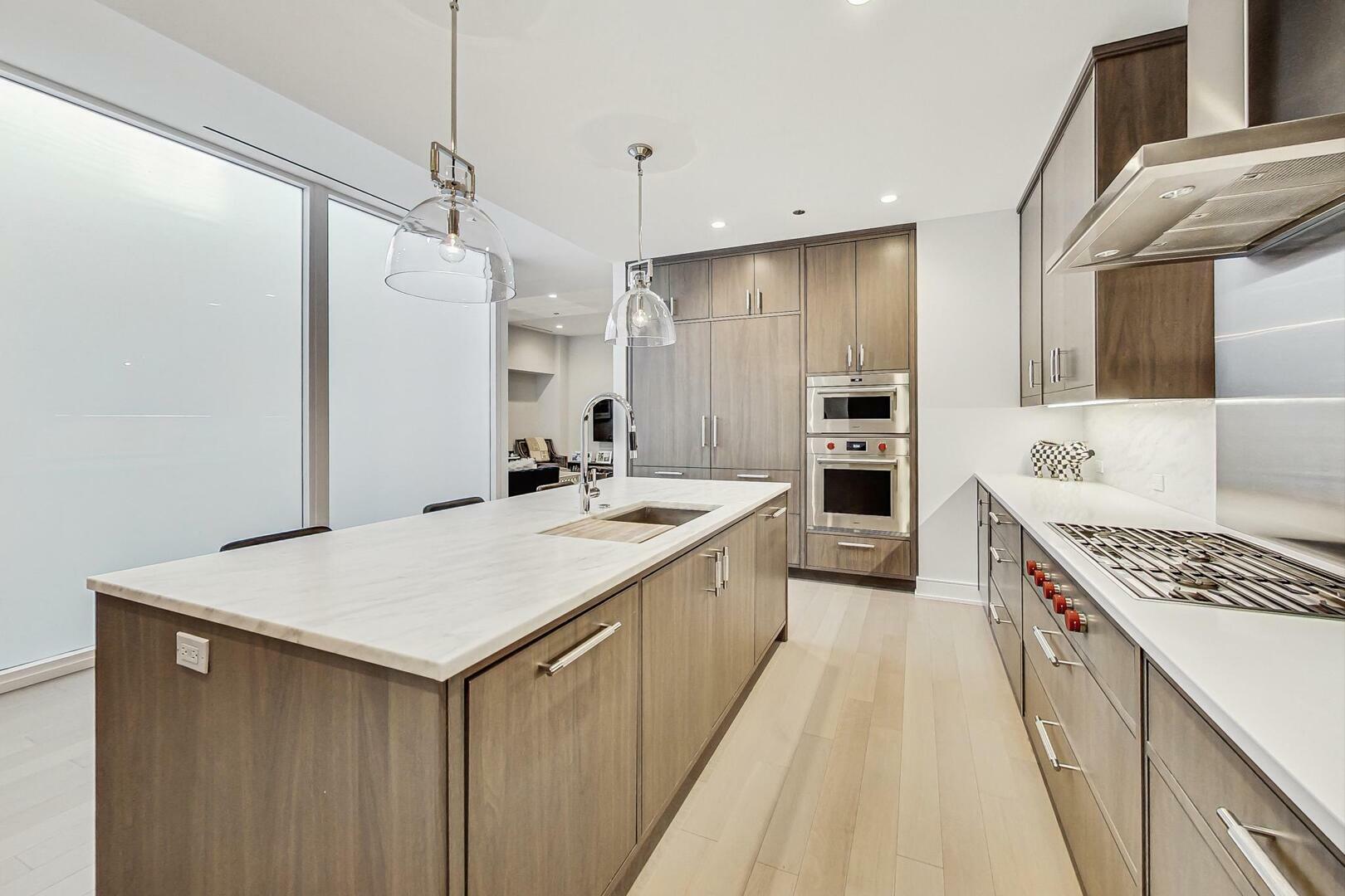 Property Photo:  1550 N Clark Street 604  IL 60610 