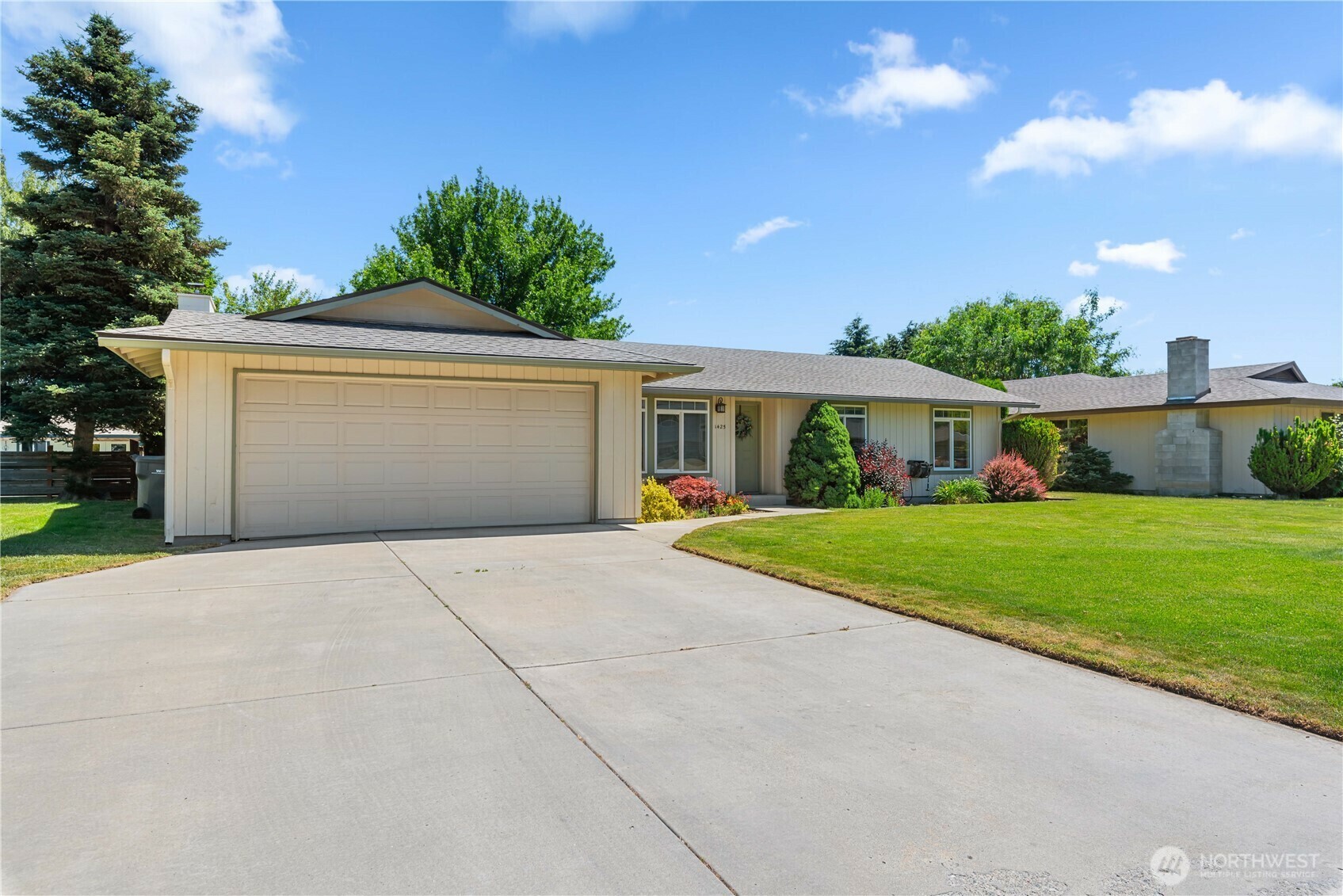 Property Photo: 1425 Poplar Avenue WA 98801
