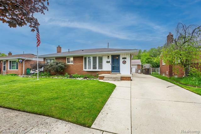 Property Photo:  1894 Pinetree Drive  MI 48183 