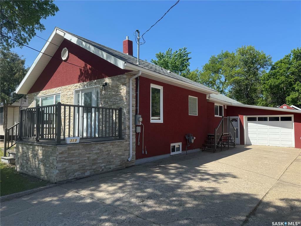 319 7th Street NE  Weyburn SK S4H 1C5 photo