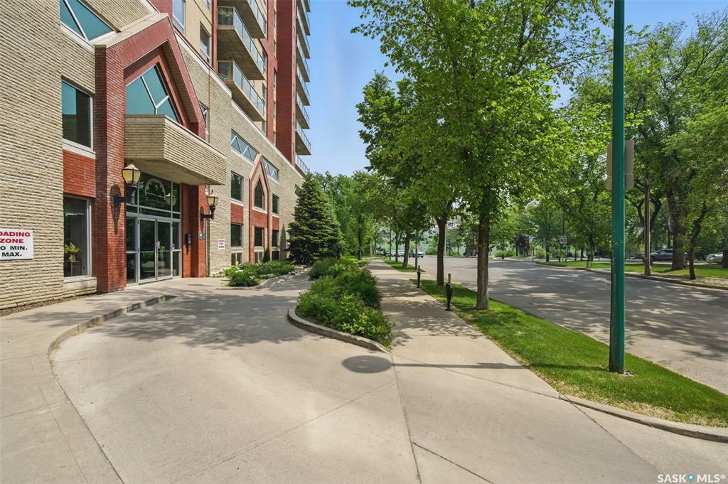 Property Photo: 902 Spadina Crescent E 1006 SK S7K 0G8
