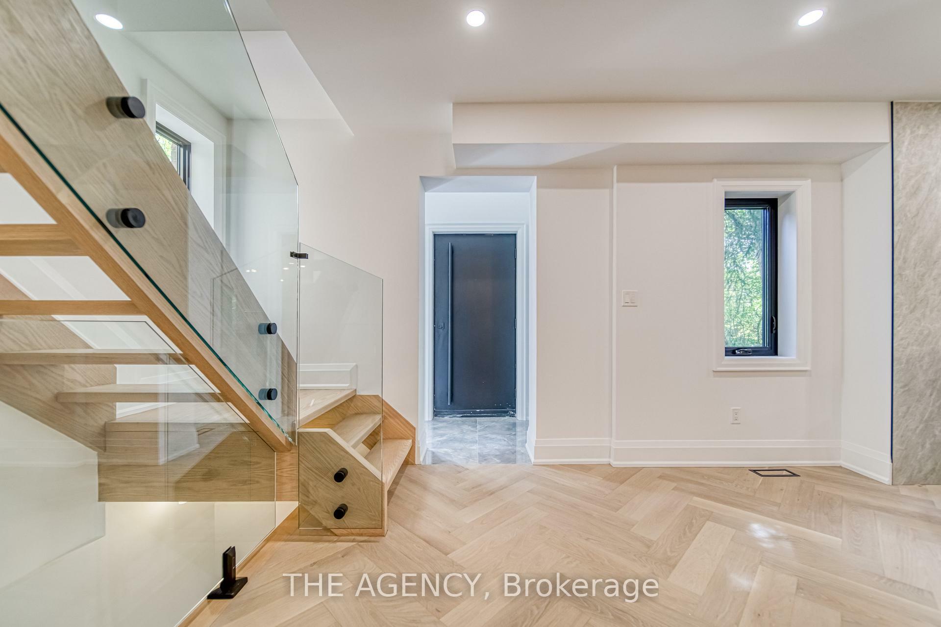 Photo de la propriété: 16 Duncannon Drive ON M5P 2M1
