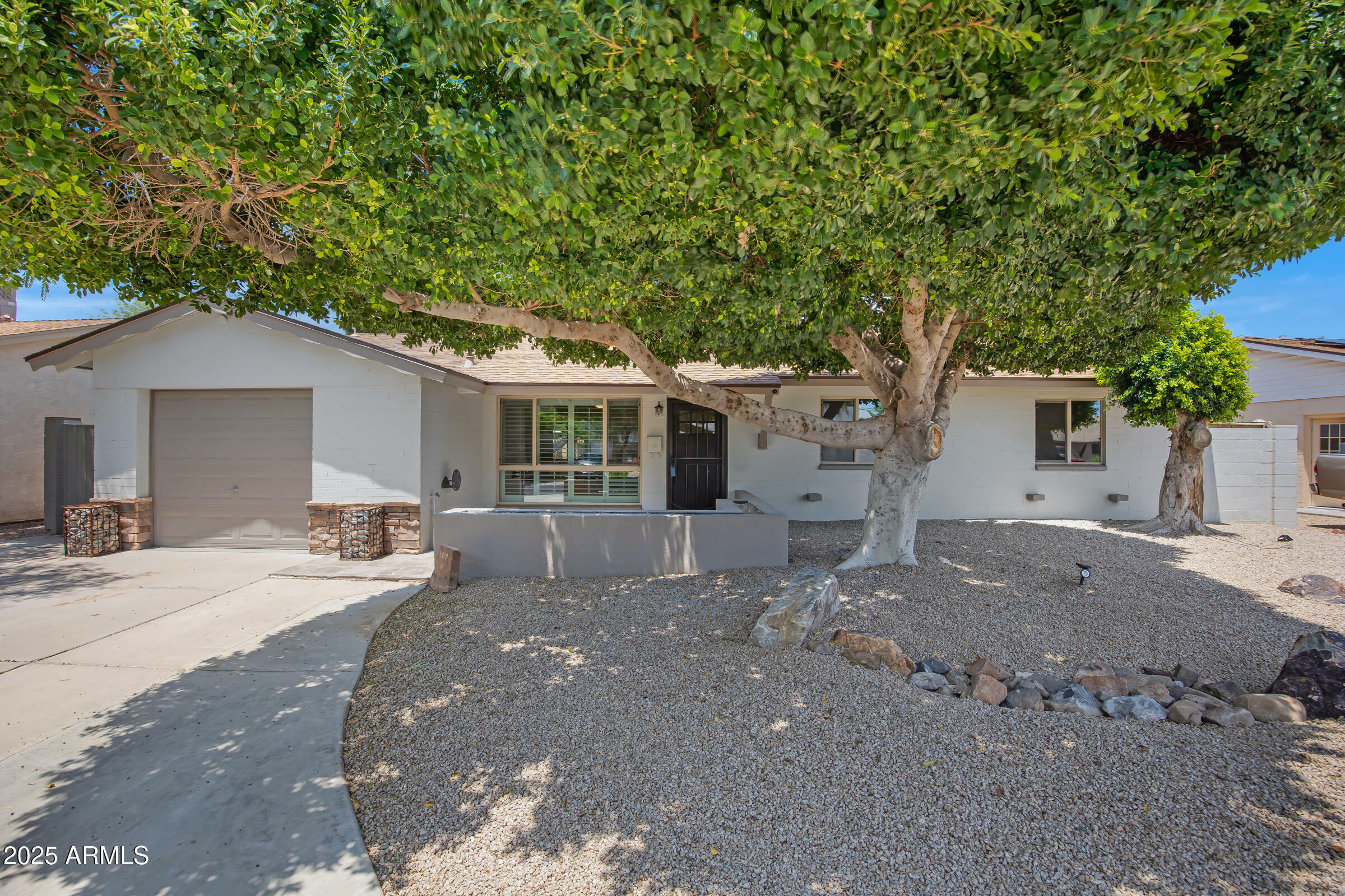 Property Photo: 2510 W Columbine Drive AZ 85029